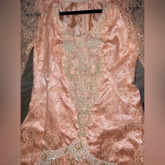 EUC True Vintage 1970s or 80s Peach Pink Lace Keyhole Pearl Appliqué Mermaid - Picture 15 of 16